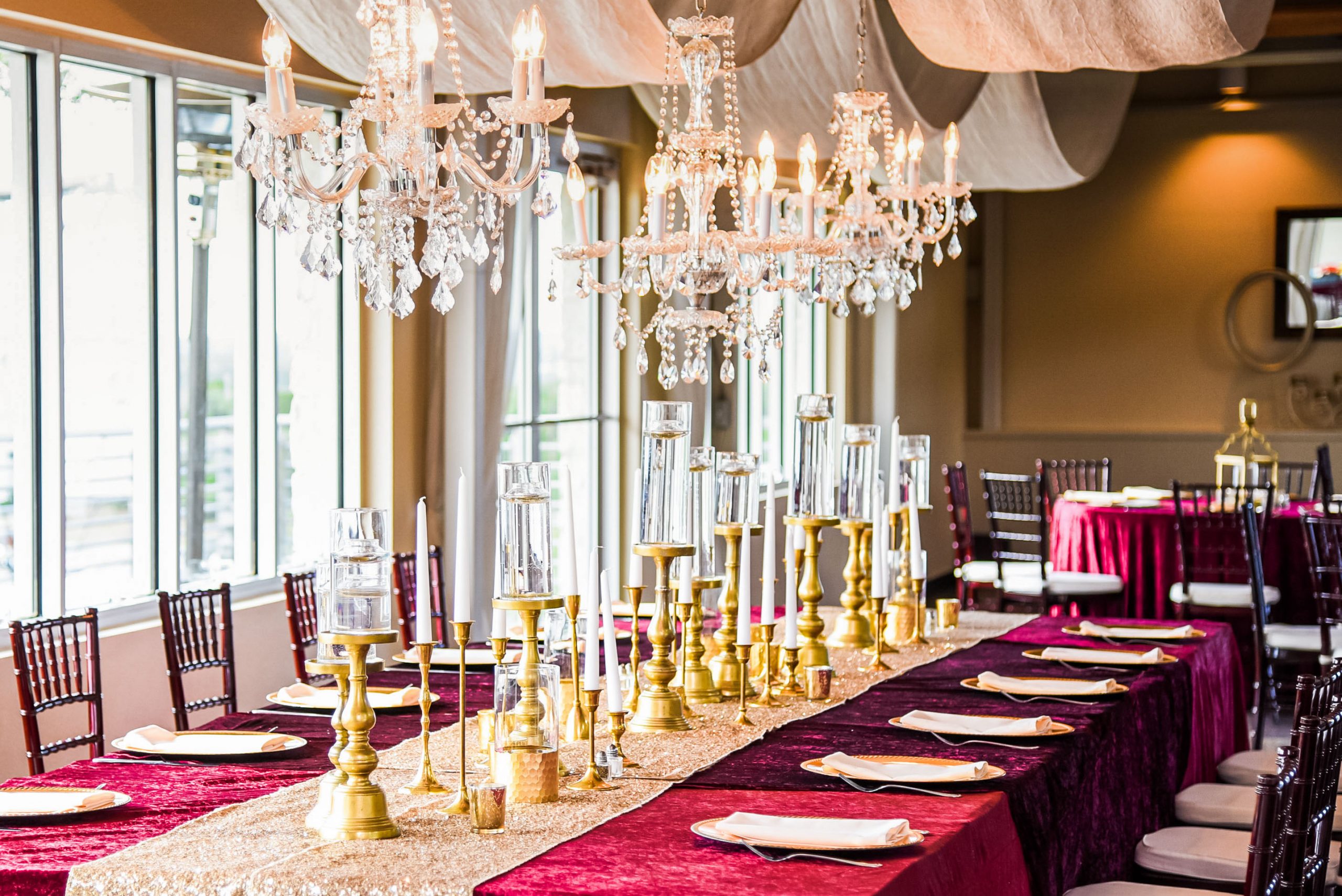 How to get the feel of a winter wedding in a warm city? Check out some amazing ideas to incorporate winter elements into your wedding!